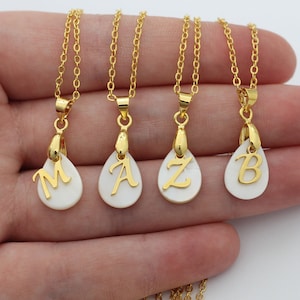 Colgante de collar de letras iniciales chapado en oro de 24k, encanto del alfabeto de oro joyería minimalista de letras de nácar, joyería personalizada personalizada