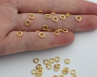 50個 5 mm 24K 光沢のある金メッキジャンプリング、オープンジャンプリング、金メッキコネクタ、バルクジャンプリング、ジュエリー製作用品