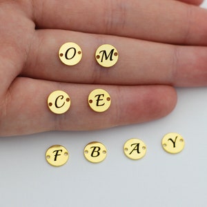 8 mm 24K chapado en oro brillante pequeño disco lateral encanto de letra inicial, conector de letra de etiqueta redonda, encanto de disco del alfabeto de oro para la fabricación de joyas