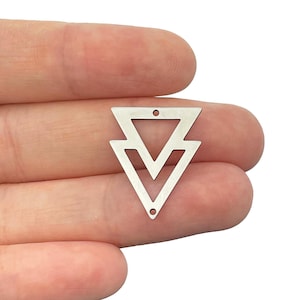 Puede incluir: Encanto de doble triángulo plateado con dos agujeros. El encanto mide aproximadamente 2,5 cm de alto.