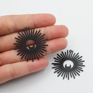 Ciondolo solare placcato nero, ciondolo con ciondolo sole e luna, ciondolo con luna crescente nera, ciondolo sunburst, forniture per la creazione di gioielli in acciaio P-2018
