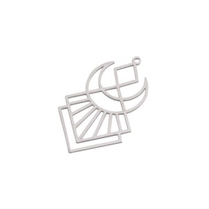 Peut inclure: Breloque en argent avec un motif géométrique représentant un croissant de lune et un motif de soleil.