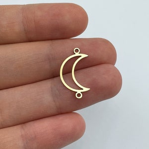 Peut inclure: Breloque en forme de croissant de lune en métal doré avec deux anneaux de saut. Le charme mesure environ 2,5 cm de diamètre.