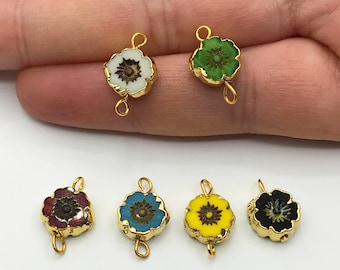 Pequeños amuletos de piedra en forma de flor chapados en oro brillante, colgantes de flores de cuentas checas, conectores de flores, amuletos de piedra para joyería GLD-1069