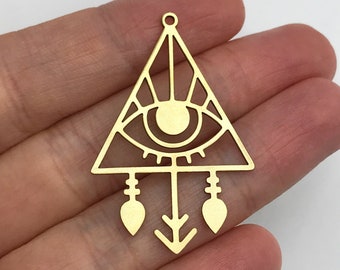 Peut inclure: Un pendentif en métal doré présentant un cadre triangulaire avec un symbole d'œil au centre. Le design comprend une petite boucle en haut pour l'accrocher et trois éléments décoratifs pendants s'étendant de la base du triangle.