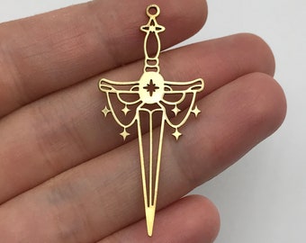 2pcs Raw Brass Sword Charm, Sword Pendentif, Charme de couteau en laiton, Charmes en laiton Boucle d’oreilles Résultats, Charmes d’Halloween, Bijoux découpés au laser RW-1355