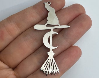 Ciondolo Strega Su Scopa In Argento 925 – Amuleto Talismano NKlaus 22x29mm