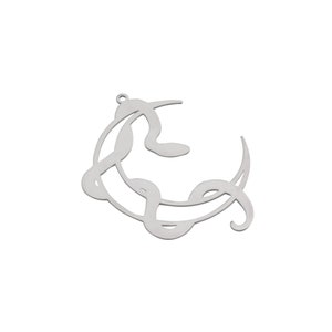 Peut inclure: Un pendentif en métal argenté présentant un design ajouré stylisé en forme de croissant de lune entrelacé de lignes fluides et abstraites. La pièce comprend une petite boucle circulaire sur le dessus pour la fixation, avec une finition lisse.