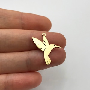 6 st. berlock i råmässing med liten fågel, fågelhänge, berlock i form av kolibri, fågelhalsband, berlock i form av fågelörhänge, laserskurna material RW-1267