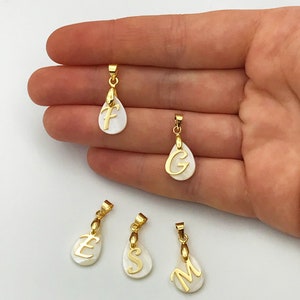Colgante de collar con letra inicial chapada en oro brillante de 24 quilates con nácar, Colgante de collar con nombre personalizado, Joyería personalizada