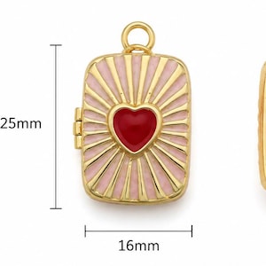 Könnte beinhalten: Goldfarbener Locket-Anhänger, rechteckig, mit rosa-goldenem Sonnenstrahlendesign und rotem Herz. Der Locket misst 2,5 cm hoch und 1,6 cm breit. Der Locket wird offen und geschlossen gezeigt.