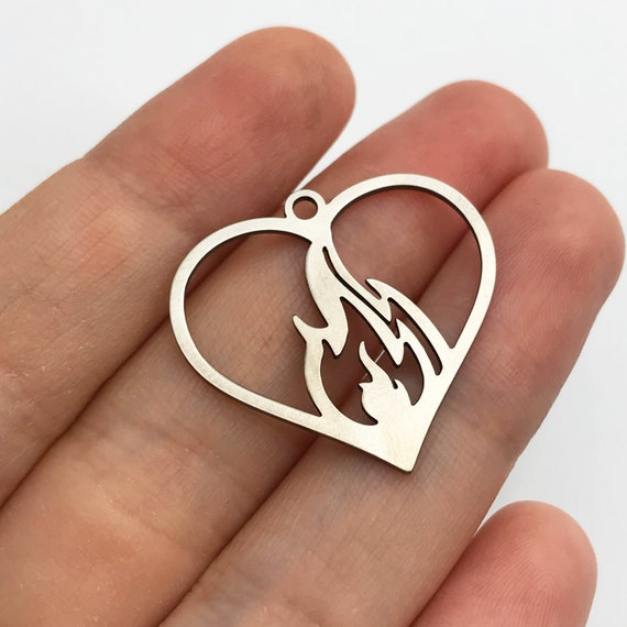 6pcs En acier inoxydable Coeur sur feu Collier Pendentif, Charme de cœur  flamboyant, Sacré Cœur, Charme damour, Cœur de feu brûlant Découpe au laser  STL-3043 -  France