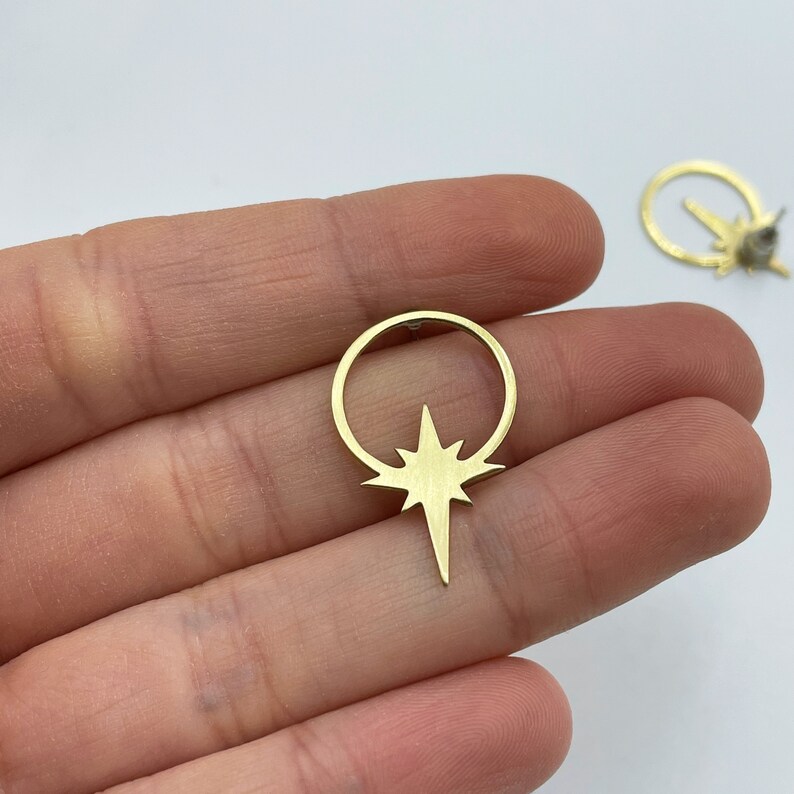 6 st örhängen i rå mässing, örhängesstift i mässing, örhängesstolpe i mässing, stjärnstift i mässing, örhängesstolpar i mässing, smyckestillbehör RW-1477 bild 2