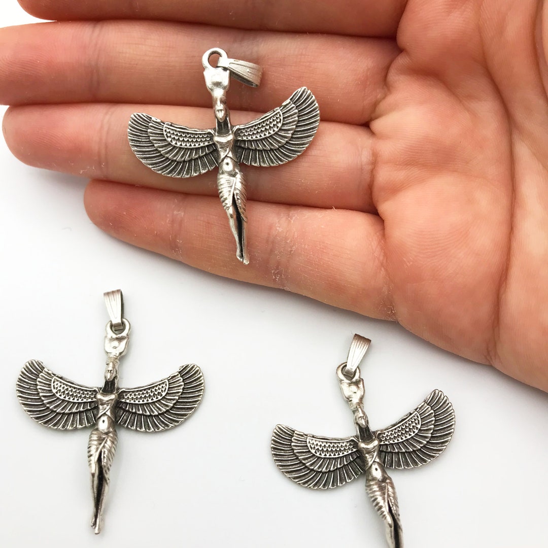 Pendentif collier isis déesse ailée plaquée argent, charme isis