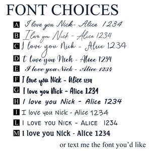 以下が含まれることがあります： パーソナライズされたギフトのフォントの選択肢のリスト。テキスト「I love you Nick - Alice 1234」が、AからMまでのラベルが付いたさまざまなフォントで表示されています。テキスト「or text me the font you'd like」は画像の下部に表示されています。