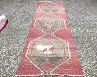 赤いアンティーク調トルコ製ランナーラグ：ボヘミアン・ウシャック