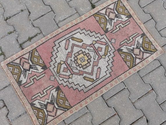 Vintage Handmade Wool Oushak Rug: Pastel Geometric Accent (20in x 36.6in)