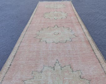 赤いアンティーク調トルコ製ランナーラグ：ボヘミアン・ウシャック