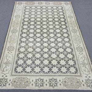 Alfombra vintage Oushak de lana anudada a mano de 1,74 m x 2,44 m - Verde oliva oscuro apagado, marfil suave