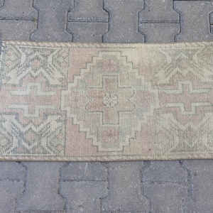 Small Pink Turkish Oushak Rug – 1.21ft x 2.69ft (14.57x32.28in), Wool, Handmade, Vintage 80&#39;s, Muted Pastel Design