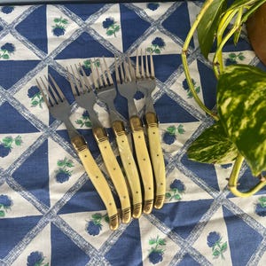 Set von fünf Vintage LAGUIOLE Gabeln. Vintage französisches Besteck. Geschmiedete Biene Trademark.