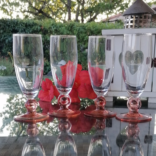 Ensemble de 4 belles flûtes à champagne/prosecco/flûtes à vin mousseux Luminarc Moliere tige rose vintage français. Ensemble légèrement dépareillé.