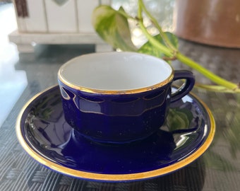 Tasse et soucoupe à café expresso Apilco Deshoulieres bleu cobalt et or. L'heure du café est élégante et stylée. Articles pour boissons français. Cadeau parfait.