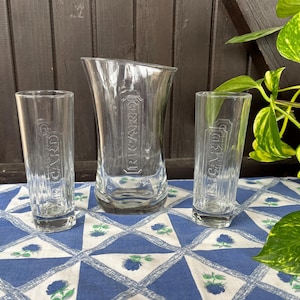 Vintage Ricard Branded Glasses, Water Carafe Set. Pichet i dwie wysokie szklanki z prostokątną podstawą. Kultowe naczynia barmańskie. Francuskie szkło. Pomysł na prezent.