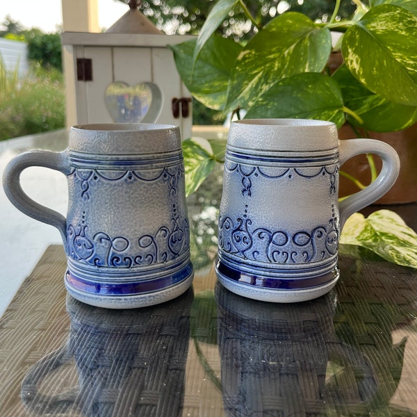 Deux chopes vintage faites main Betschdorf Alsace bleu cobalt glaçure sel, tasses. Tasses vintage faites main, signées par l'artiste. Idée cadeau.