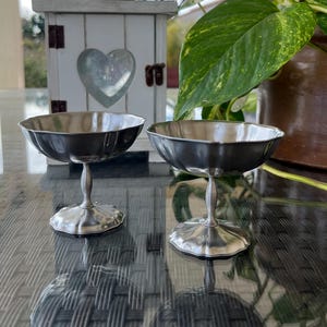 Vintage Set mit 2 gewellten Kanten Edelstahl 18/10 Eiscreme-Gerichte. Hergestellt in Frankreich. Stiele Dessert Desserts. Jean Couzon Stil.
