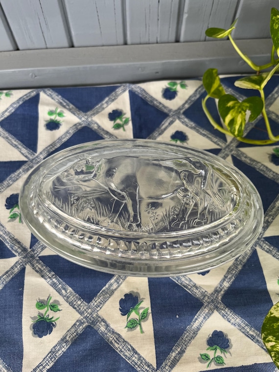 Ancien Couvercle De Beurrier Ovale En Verre – Décor Vache Relief – France Années 1920-1949