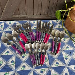 24 Vintage LAGUIOLE Besteck. Bunte Harz Griffe. Laguiole Steakmesser, Gabeln, Dessert, Teelöffel. Französisches Besteck. Bienenmarke.
