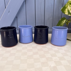 Franse La Fermière- en Cermer-yoghurtpotten, geglazuurde terracottapotten. Set van vier ontwerpen met blauwe en sterrenbeelden.