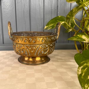 Jardinière vintage sur pied en laiton arabe : pot à deux poignées en relief fait main.