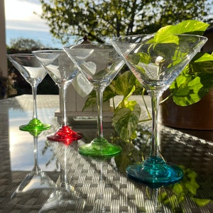 Vier Vintage Grün, Blau, Rot Martini, Cocktail, Champagner Gläser. Lustige Barware. Trinkgeschirr. Bunte Glaswaren. Geschenkidee zum Geburtstag