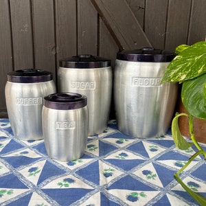 Vintage emaille bloem, suiker, koffie, theebussen, potten. Zilveren aluminium voorraadpotten met deksel.