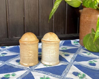 Set sale e pepe vintage in gres porcellanato CNP: ceramica a coste punteggiate