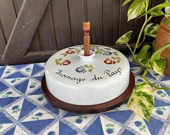 Cúpula de queso francés vintage. Cúpula de cerámica y tabla de servir de madera con cuchillo para queso Laguiole. Cocina de granja francesa. Idea de regalo.