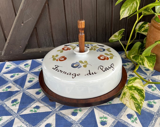 Cupola di formaggio francese vintage. Cupola in ceramica e tagliere in legno con coltello da formaggio Laguiole. Cucina della fattoria francese. Idea regalo.