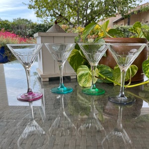 Vier französische Luminarc Colored Base Cocktail, Martini-Gläser. Sektgläser. Farbige Glaswaren. Besonderes Jubiläum, Geburtstagsgeschenk.