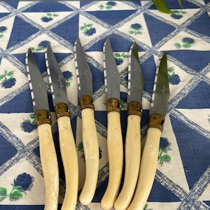 Sechs Vintage LAGUIOLE Steakmesser. Vintage französisches Besteck. Geschmiedete Biene Trademark.