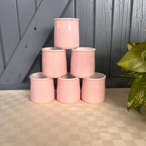 Franska La Fermière, pastellrosa yoghurtkrukor med blommotiv, glaserade terrakottakrukor. Set om sex. Presentidé.