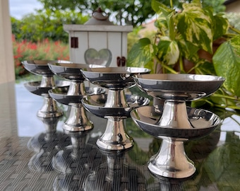 GUY DEGRENNE 8 vintage ijsschalen en dienblad. Gemaakt in Frankrijk roestvrijstalen dessertbekers op voet in bistrostijl. Parijse bistro.