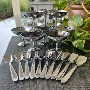 Wunderschönes Vintage-Set mit 10 Edelstahl-Eisbechern und Löffeln. Bistro-Stil Dessertbecher aus Edelstahl mit Fuß.