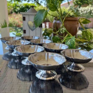 Wunderschönes Vintage Set mit 8 Guy Degrenne Edelstahl Eisbechern. Hergestellt in Frankreich. Desserttassen mit gewelltem Rand. Elegante Dessertschalen.
