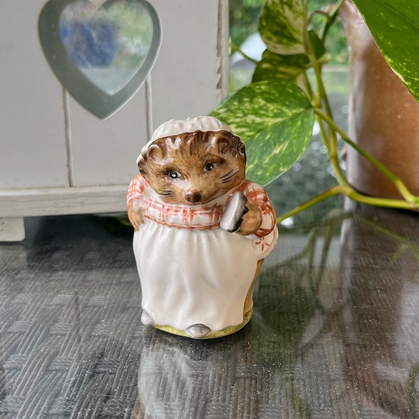 Figurine vintage Mme Tiggy Winkle Beatrix Potter par Beswick Angleterre Copyright 1948. Figurine de collection.