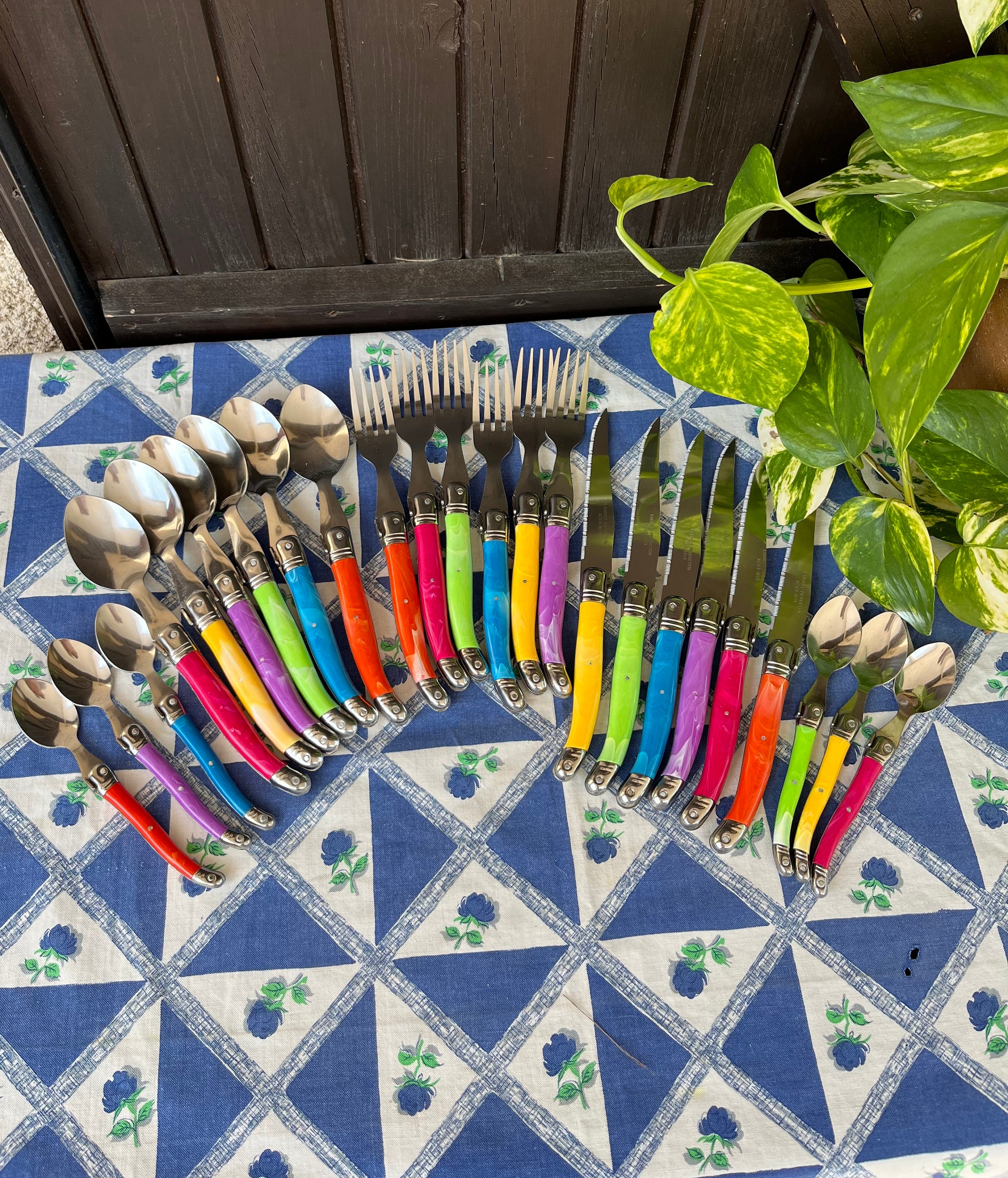 24 Vintage LAGUIOLE Besteck. Bunte Griffe. Laguiole Steakmesser, Gabeln, Dessert, Teelöffel. Französisches Besteck. Bienenmarke