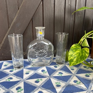 Vintage Ricard Branded Glasses, Water Carafe Set. Pichet i dwie wysokie szklanki z prostokątną podstawą. Kultowe naczynia barmańskie. Francuskie szkło. Pomysł na prezent.