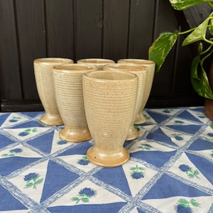 Zes Franse vintage handgemaakte koffiekopjes van gespikkeld steengoed uit de jaren 70 van Grès Village CNP. Beige steengoed Mazagrans. Cadeau-idee.