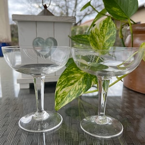 Twee prachtige vintage champagnecoupes uit het midden van de eeuw. Champagneglazen. Bestek. Drinkwaren. Glaswerk. Cadeau-idee.